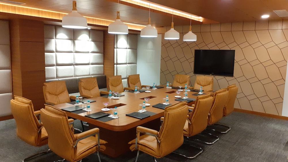 Ramada By Wyndham Jalandhar City Center Zewnętrze zdjęcie