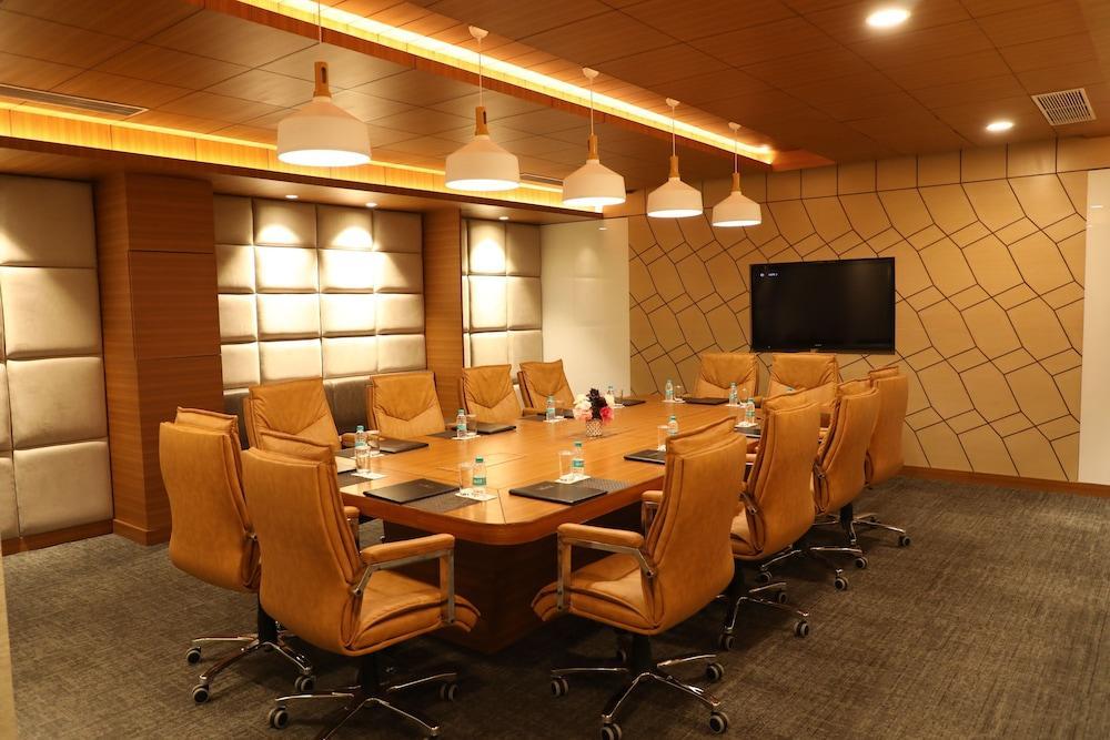 Ramada By Wyndham Jalandhar City Center Zewnętrze zdjęcie
