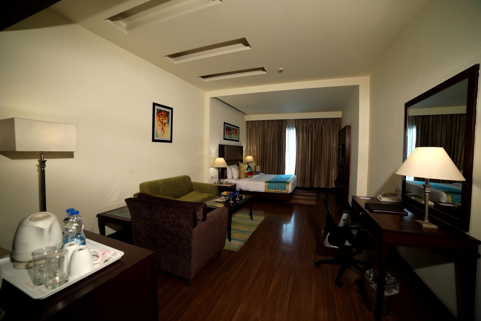 Ramada By Wyndham Jalandhar City Center Zewnętrze zdjęcie