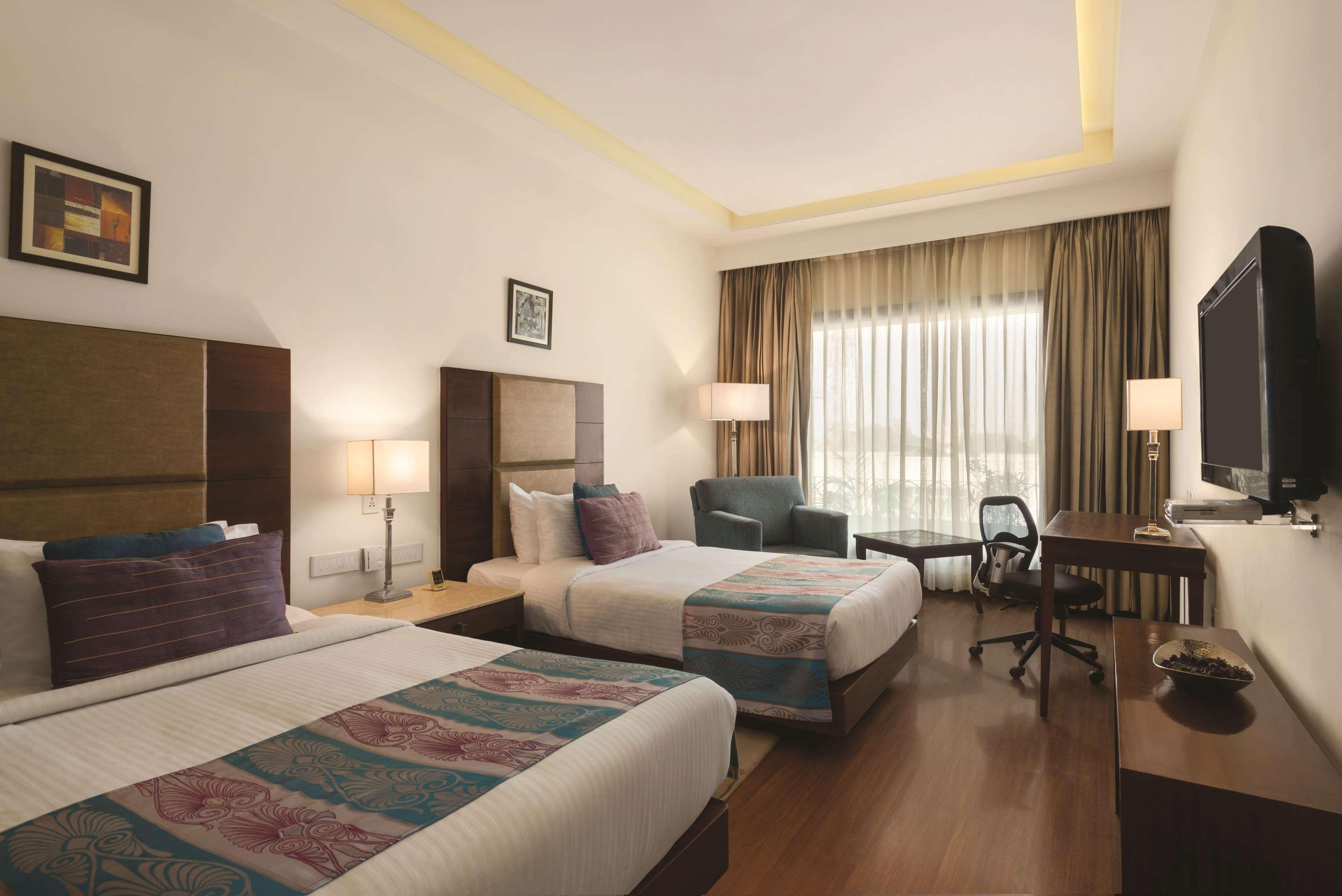 Ramada By Wyndham Jalandhar City Center Zewnętrze zdjęcie