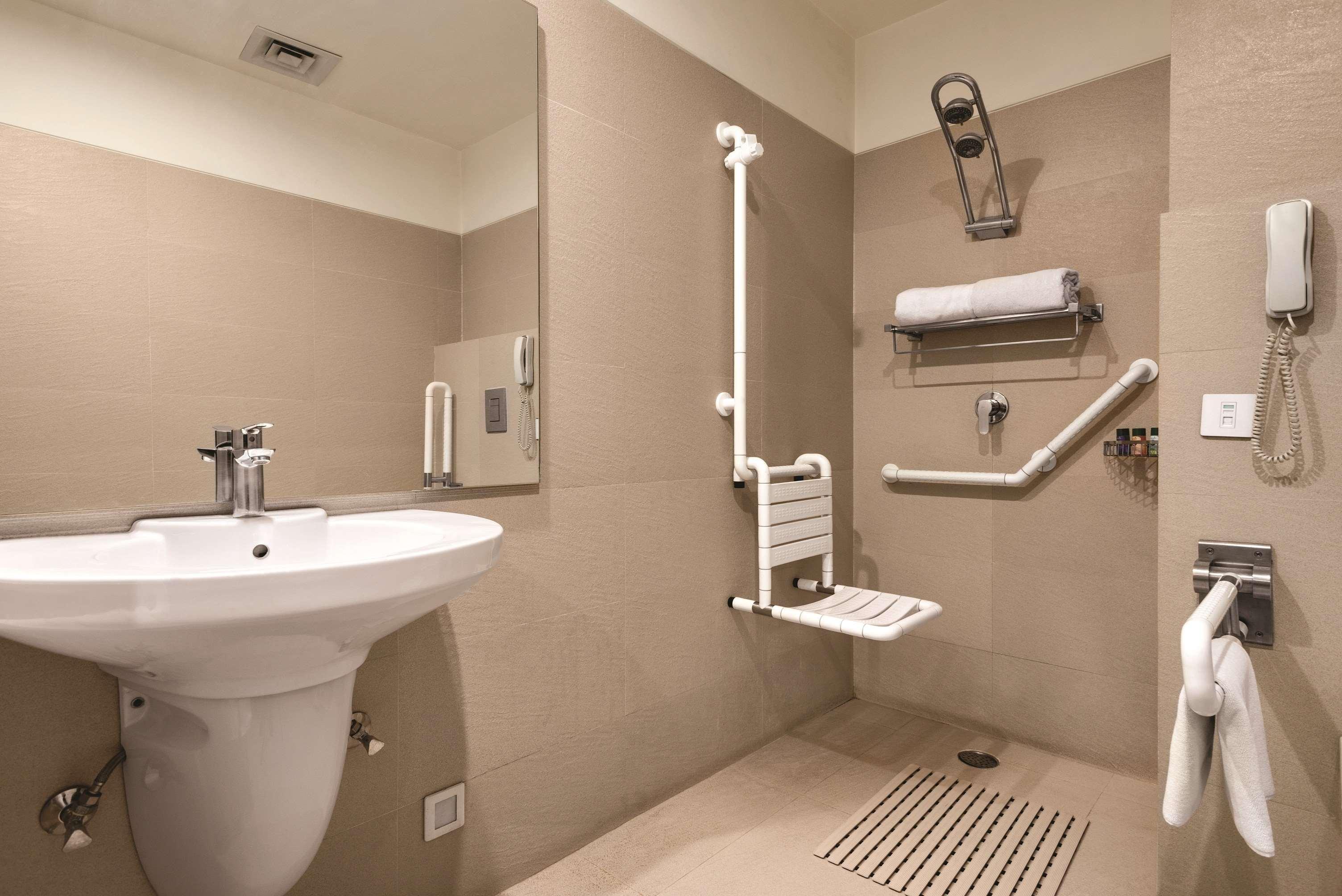Ramada By Wyndham Jalandhar City Center Zewnętrze zdjęcie