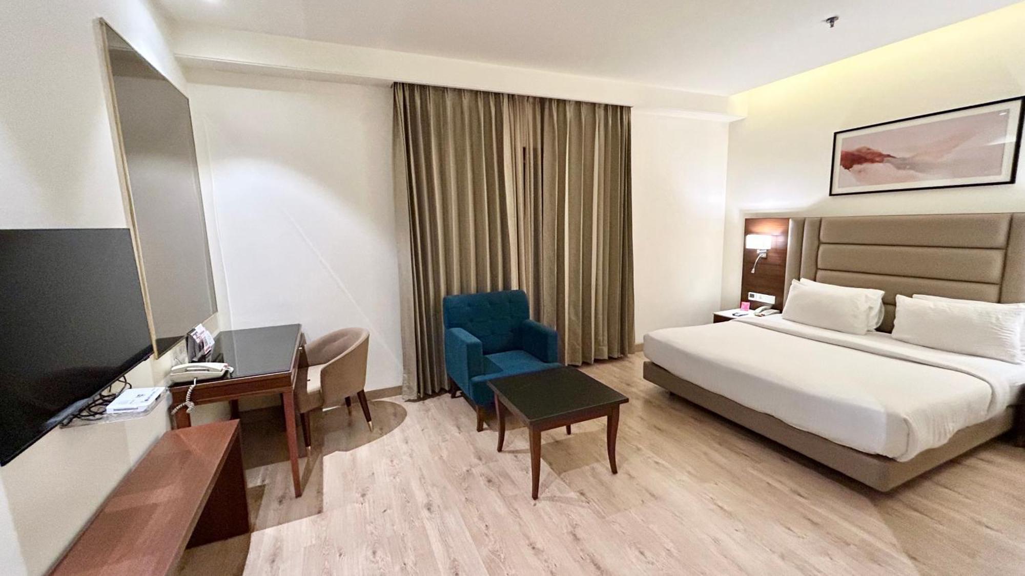 Ramada By Wyndham Jalandhar City Center Zewnętrze zdjęcie
