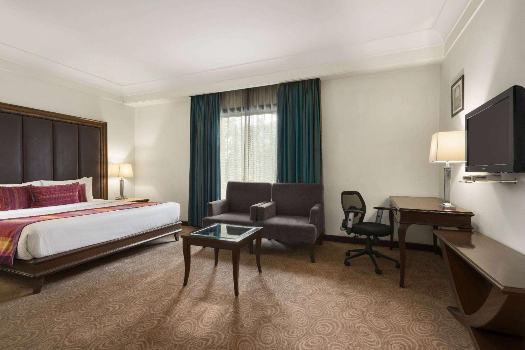 Ramada By Wyndham Jalandhar City Center Zewnętrze zdjęcie